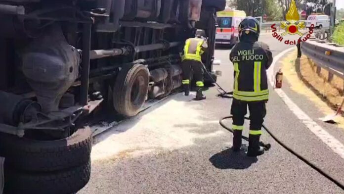 Tir si ribalta sulla Roma-Fiumicino: grave il camionista elitrasportato al San Camillo