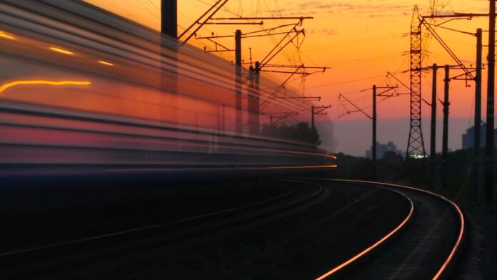 Tira il freno d'emergenza sul treno regionale: pomeriggio di caos sulla Roma-Firenze