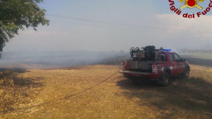 Roma, due vasti incendi sterpaglie: chiusa corsia sul Gra