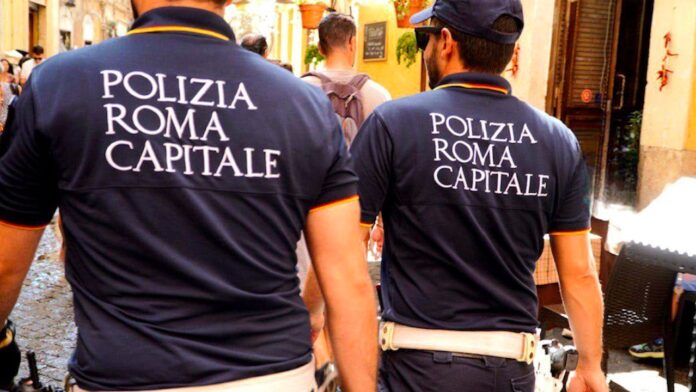 Spruzza spray urticante nel fast food al centro di Roma: bloccato turista