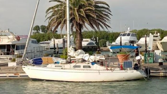 Barca a vela si incaglia sugli scogli tra Ostia e Fiumicino: soccorsi 2 finlandesi