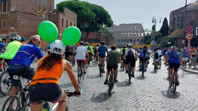 Dal Piazza di Spagna al Colosseo con BiciRoma, domenica la pedalata più bella del mondo