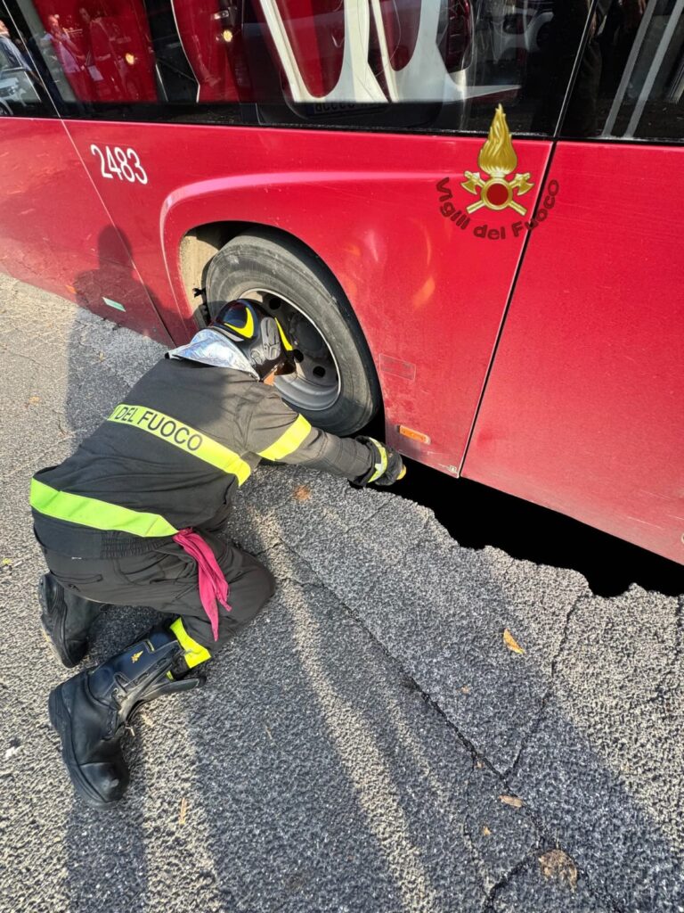 bus voragine roma colli albani