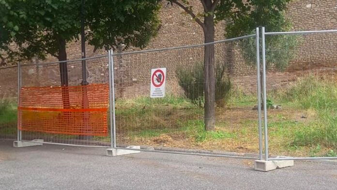 Roma, abbattute le cancellate in viale Pretoriano: 