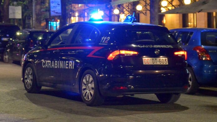 Roma, tra le auto con le torce del cellulare: residenti fanno arrestare due ladri