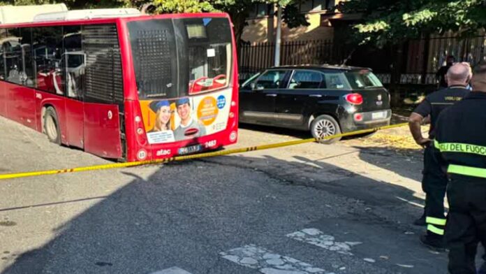 Roma, si apre voragine e bus sprofonda con le ruote: strada chiusa a Colli Albani