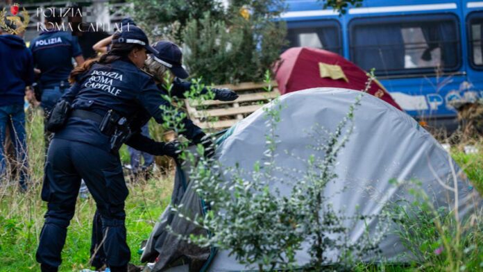 Nuovo sgombero in viale Pretoriano: via la tendopoli dei senza tetto. Associazioni: No a cancellate