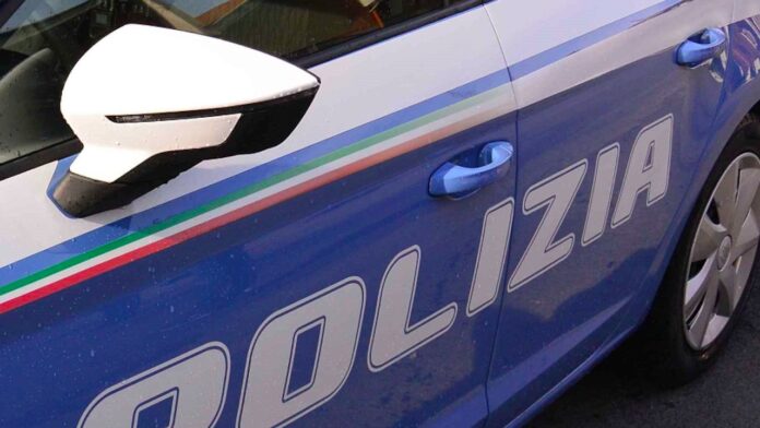 Cerveteri, getta la benzina sul negoziante e minaccia di dargli fuoco: preso baby rapinatore