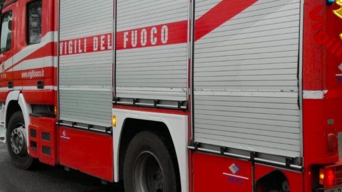 Roma, bus prende fuoco nel deposito: alta colonna di fumo nero