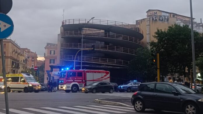 Roma, incendio nel'ex parcheggio a San Giovanni: a fuoco rifiuti