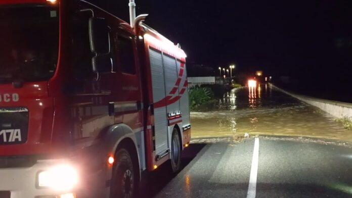 Nubifragio su Civitavecchia, strade allagate e automobilisti soccorsi