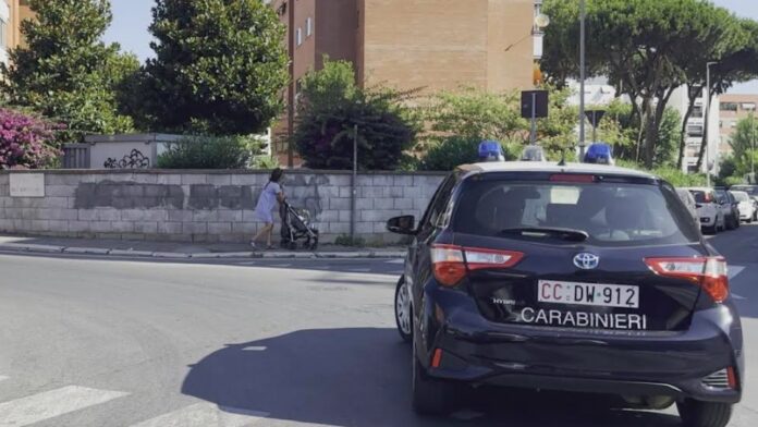 Roma, baby gang rapina 15enne mentre va a scuola: calci e pugni per la collanina