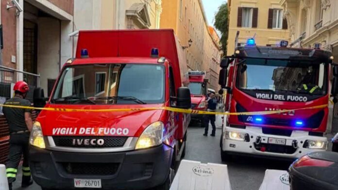 Incidente sul lavoro Roma, ascensore precipita vicino Fontana di Trevi: morto operaio