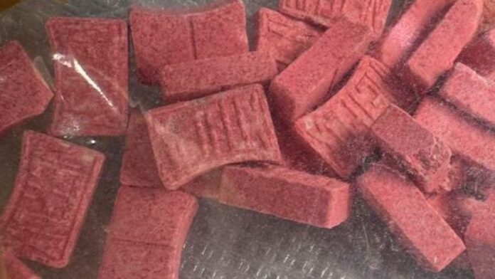 Casa dello spaccio a Roma, in bagno nascondiglio per ecstasy e cocaina rosa