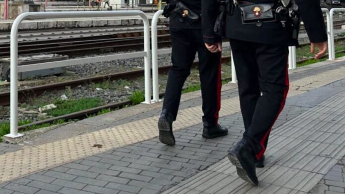 Si sdraia sui binari della stazione di Ladispoli, passante dà l'allarme: salvata