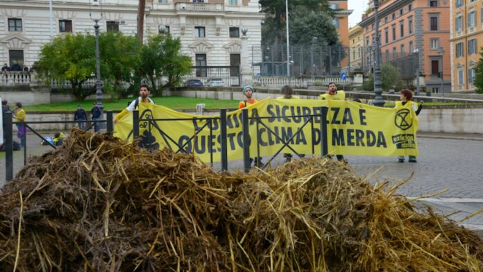 Tende e letame davanti al Viminale: il blitz degli ambientalisti