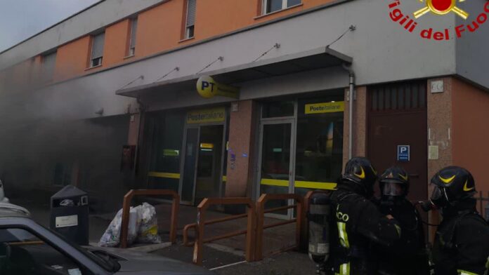 Roma, incendio in pasticceria a Fontana Candida: evacuato palazzo e ufficio postale