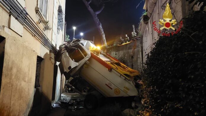 Roma, camion rifiuti “vola” fuori strada e impatta su palazzo: 2 feriti