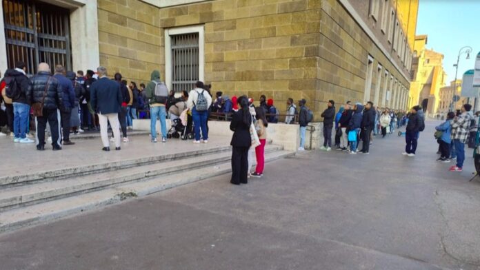 Roma, centinaia in fila per la carta d’identità: l’odissea dei migranti in via Petroselli