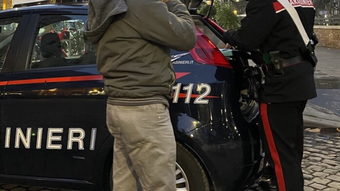 Si fanno consegnare la cena e rapinano il rider: 16enne denunciato a Roma