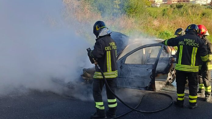 Roma, auto gpl prende fuoco dopo incidente: intervento a Santa Marinella